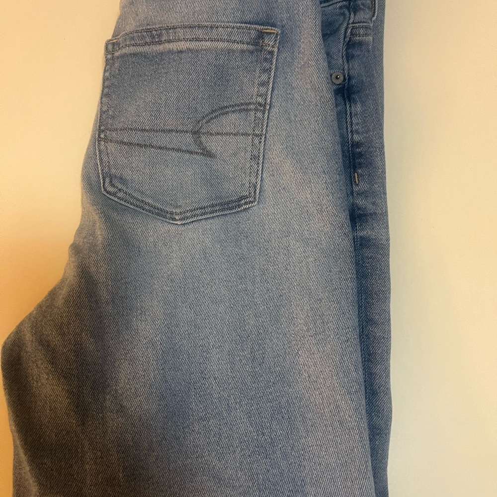 Women’s American Eagle light wash mom straight jeans